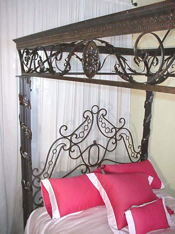 canopy bed
